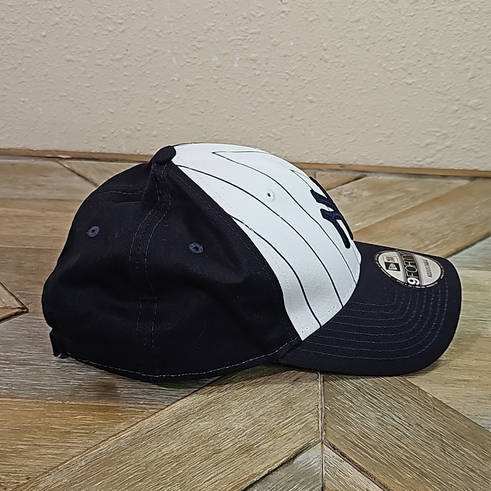 New Era 9FORTY New York Yankees Hat. - Picture 2 of 8